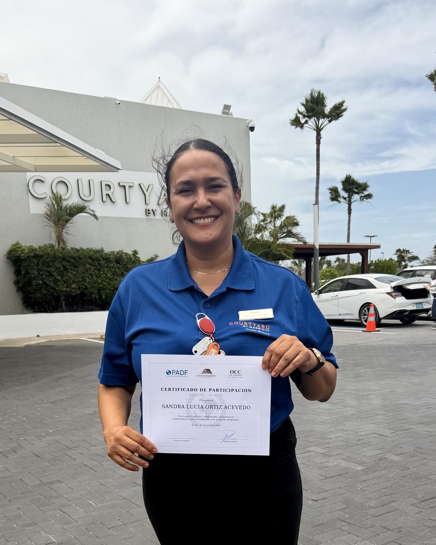 A hospitality professional in Aruba with her Cas di Papiamento certificate