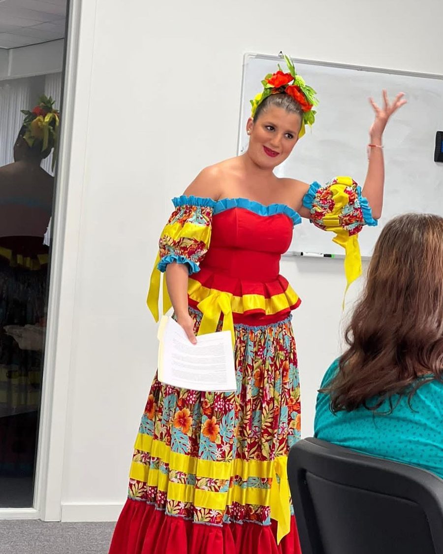 A Cas di Papiamento student presenting in traditional Aruban dress