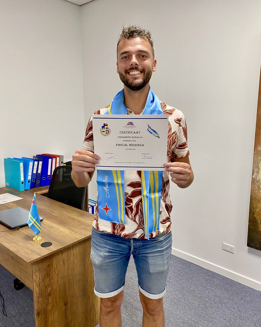 A Dutch student with his Papiamento A1 certificate and the Aruban flag