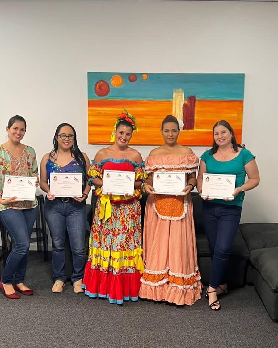 Local graduates in traditional Aruban dress with their Papiamento certificates